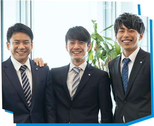 笑顔で並ぶ3名の社員