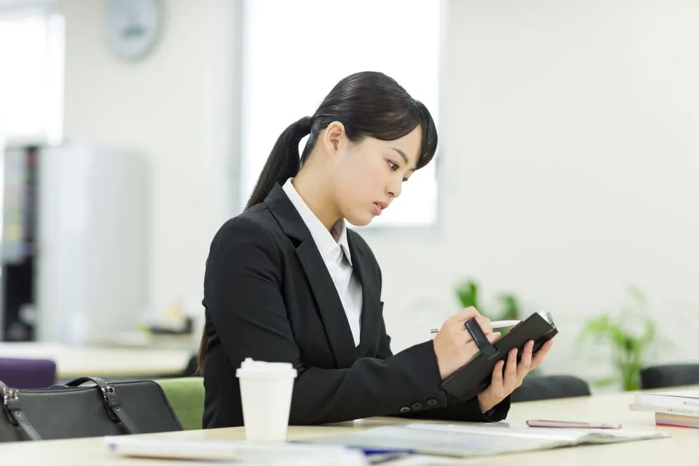 就職活動はいつまで?終わらない原因と対策・進め方を解説