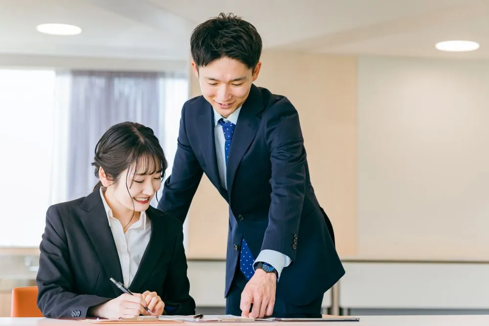 企業にインターンシップの感想を伝えるシーン