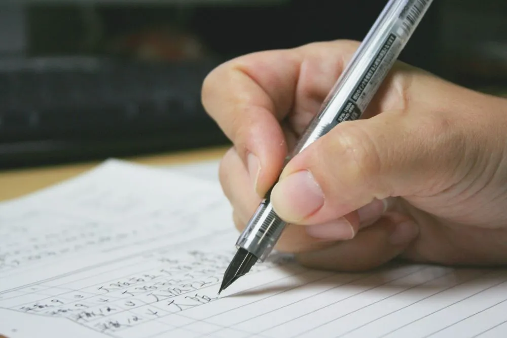 エントリーシートと履歴書の5つの違いは？目的や見られるポイント・書き方のコツも解説