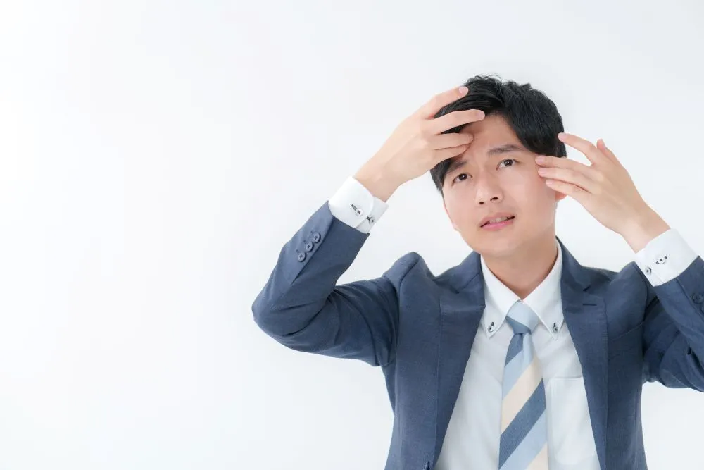 前髪が長く目にかかる