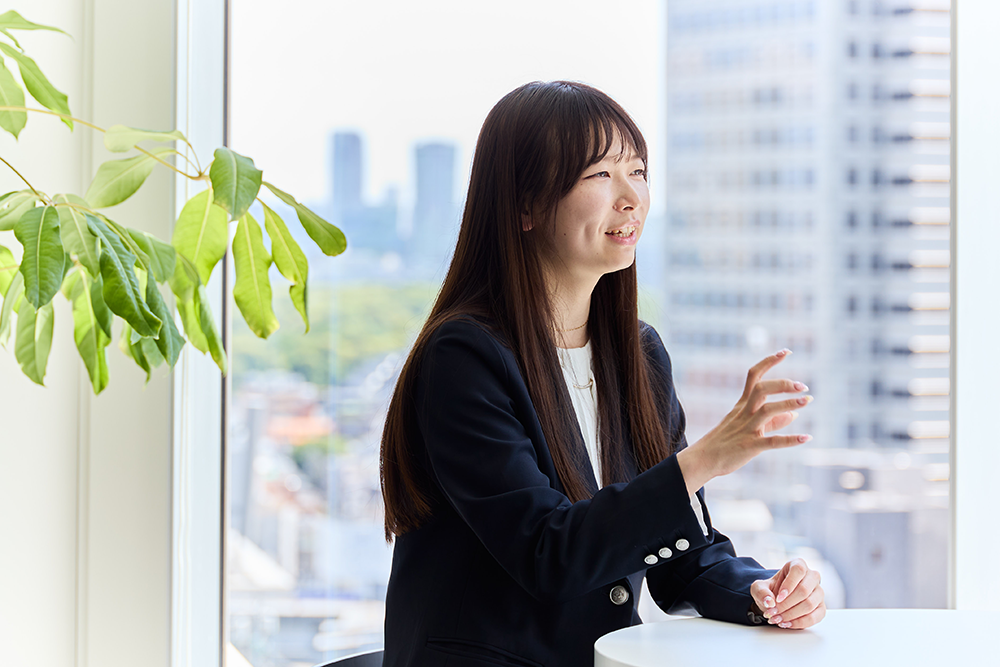 窓辺の女性